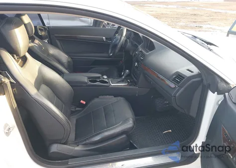 2010 Mercedes-Benz E 550 z USA, uszkodzony, nr VIN WDDKJ7CB1AF035971